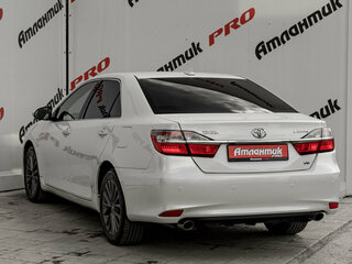2017 Toyota Camry VII (XV50) Рестайлинг, белый, 2280000 рублей, вид 4