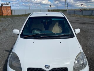 2001 Toyota Vitz I (P10), белый, 290000 рублей, вид 3