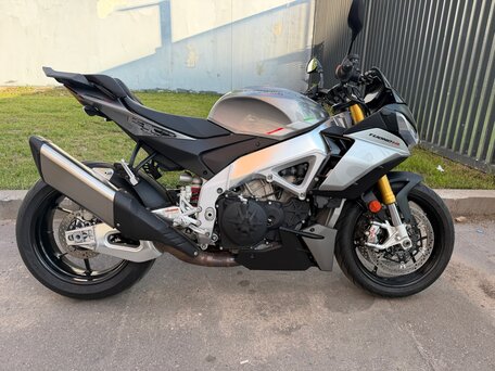 2022 Aprilia Tuono V4, серый, 1299000 рублей, вид 2