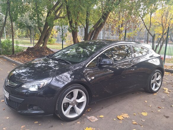 2013 Opel Astra GTC J Рестайлинг, чёрный, 1150000 рублей - вид 1