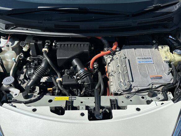 2016 Nissan Note e-Power II Рестайлинг, белый, 1200000 рублей - вид 9
