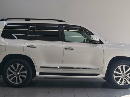2017 Toyota Land Cruiser 200 Series Рестайлинг 2, белый, 6590000 рублей, вид 4