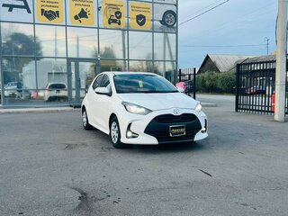 2021 Toyota Yaris IV, белый, 1229000 рублей, вид 4
