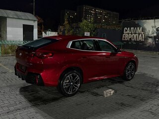 2024 BMW X2 sDrive25i II (U10), красный, 5600000 рублей, вид 3