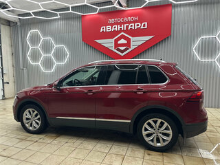 2017 Volkswagen Tiguan II, красный, 2253000 рублей, вид 4