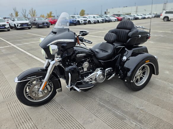 2017 Harley-Davidson Tri Glide, чёрный, 2799000 рублей - вид 3