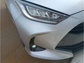 2023 Toyota Yaris IV, серебристый, 1085000 рублей, вид 3
