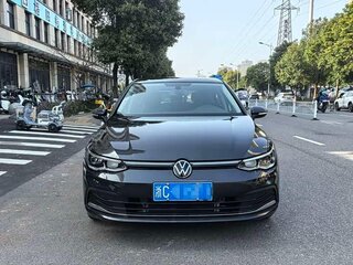 2023 Volkswagen Golf VIII, чёрный, 1740325 рублей, вид 2