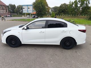 2020 Kia Rio IV Рестайлинг, белый, 1699000 рублей, вид 4