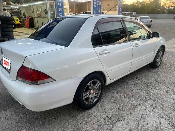 2003 Mitsubishi Lancer Cedia IX, белый, 390000 рублей - вид 3