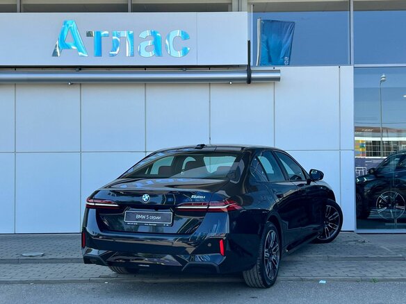 2024 BMW 5 серии 525i VIII (G60/G61/G68), чёрный, 6590000 рублей - вид 1