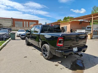 2020 Ram 1500 Crew Cab V, чёрный, 4750000 рублей, вид 4