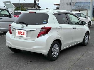 2016 Toyota Vitz III (XP130) Рестайлинг, белый, 700000 рублей, вид 4