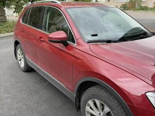 2017 Volkswagen Tiguan II, пурпурный, 1840200 рублей, вид 3
