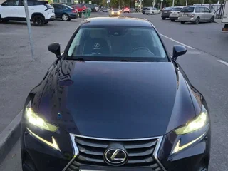 2018 Lexus IS 300h III Рестайлинг, синий, 2780000 рублей, вид 1