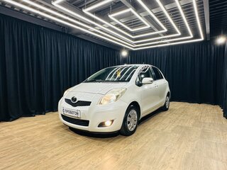 2009 Toyota Vitz II (XP90), белый, 679000 рублей, вид 2