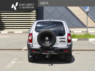 2018 Chevrolet Niva I Рестайлинг, серебристый, 687000 рублей, вид 4