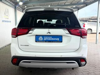 2020 Mitsubishi Outlander III Рестайлинг 3, белый, 2449000 рублей, вид 4