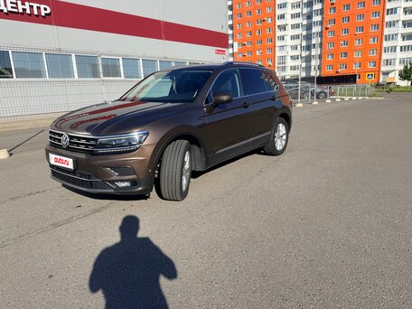 2017 Volkswagen Tiguan II, коричневый, 2650000 рублей, вид 3