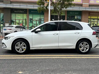 2023 Volkswagen Golf VIII, белый, 1560208 рублей, вид 3