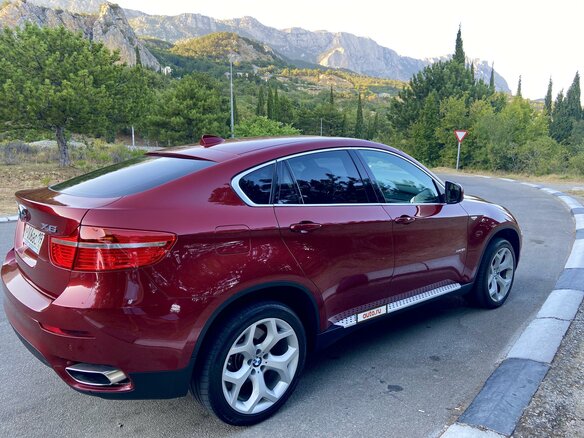 2010 BMW X6 50i 6-speed I (E71), красный - вид 1