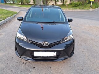 2015 Toyota Vitz III (XP130) Рестайлинг, чёрный, 850000 рублей, вид 2