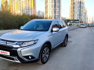 2020 Mitsubishi Outlander III Рестайлинг 3, серебристый, 2520000 рублей, вид 2