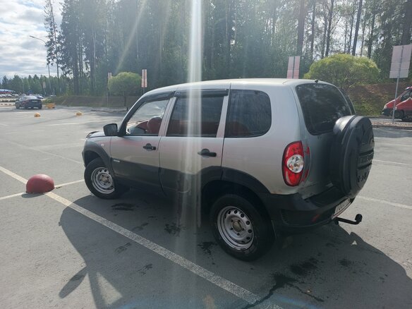 2014 Chevrolet Niva I Рестайлинг, серебристый, 650000 рублей - вид 5