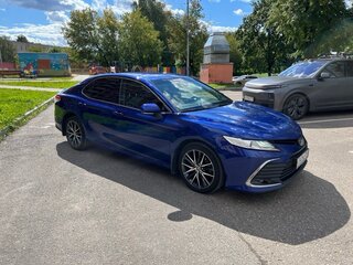 2021 Toyota Camry VIII (XV70) Рестайлинг, синий, 2750000 рублей, вид 3