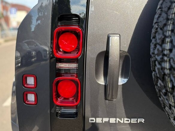 2023 Land Rover Defender 110 II, серый, 12500000 рублей - вид 9