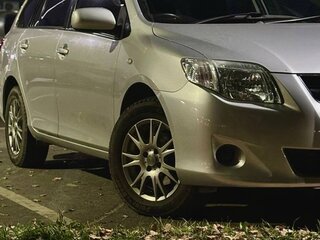 2010 Toyota Corolla Fielder X (E140, E150) Рестайлинг, серебристый, 900000 рублей, вид 2