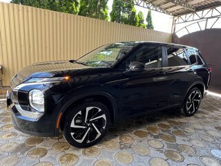 2021 Mitsubishi Outlander IV, чёрный, 3400000 рублей, вид 3