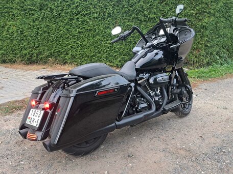 2018 Harley-Davidson Road Glide, чёрный, 1605846 рублей, вид 2