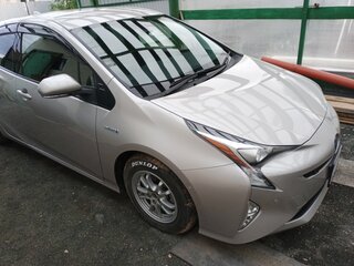 2018 Toyota Prius IV (XW50), серебристый, 1850000 рублей, вид 3