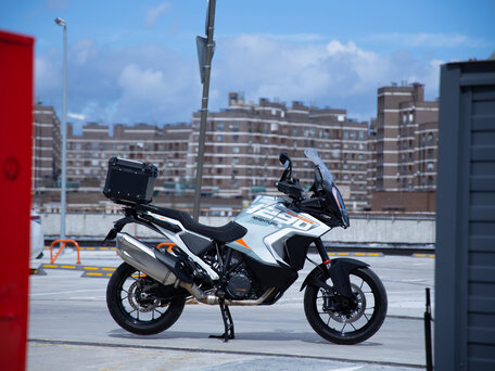 2023 KTM 1290 Super Adventure S, серый, 1590000 рублей, вид 1