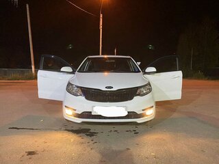 2016 Kia Rio III Рестайлинг, белый, 850000 рублей, вид 3