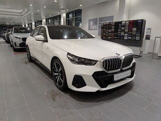 2025 BMW 5 серии 530i xDrive VIII (G60/G61/G68), белый, 9000000 рублей, вид 1