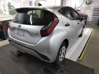 2023 Toyota Aqua II, серебристый, 1045000 рублей, вид 3