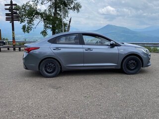 2017 Hyundai Solaris II, серый, 980000 рублей, вид 4