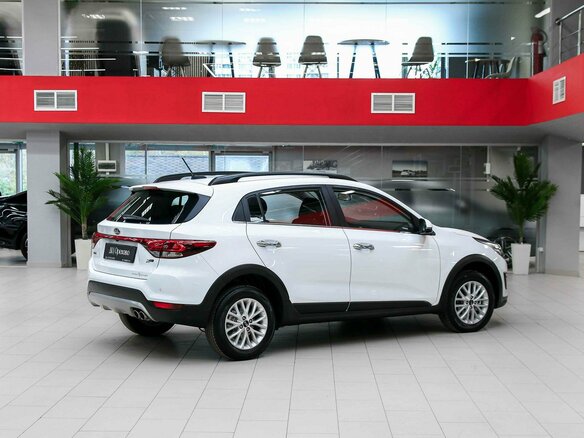 2020 Kia Rio X-Line IV, белый, 1450000 рублей - вид 1