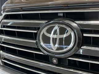2018 Toyota Land Cruiser 200 Series Рестайлинг 2, серебристый, 6900000 рублей, вид 5
