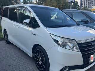2015 Toyota Noah III (R80), белый, 1690000 рублей, вид 2