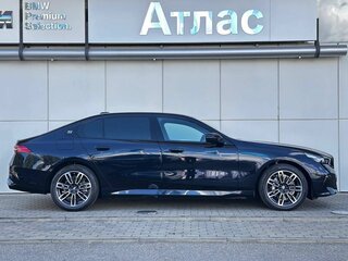 2025 BMW 5 серии Long 530Li xDrive VIII (G60/G61/G68), чёрный, 8290000 рублей, вид 4