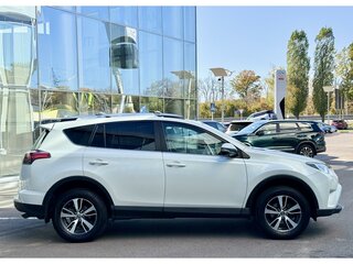2017 Toyota RAV4 IV (XA40) Рестайлинг, белый, 2145000 рублей, вид 4