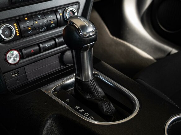 2020 Ford Mustang VI Рестайлинг, красный, 3490000 рублей - вид 13