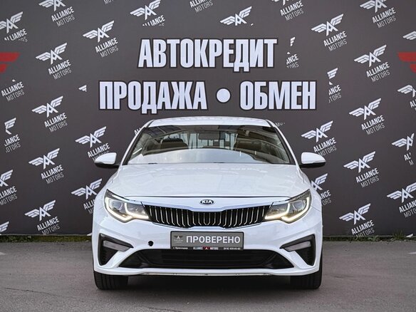 2019 Kia Optima IV Рестайлинг, белый, 1390000 рублей - вид 1