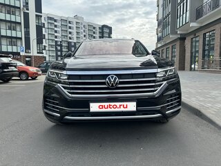 2021 Volkswagen Touareg III, чёрный, 6990000 рублей, вид 2