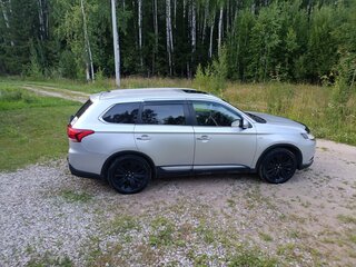 2015 Mitsubishi Outlander III Рестайлинг 2, серый, 2200000 рублей, вид 3