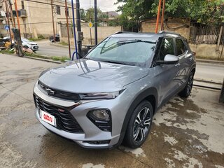 2023 Chevrolet TrailBlazer III Рестайлинг, серый, 1700000 рублей, вид 3
