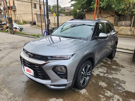 2023 Chevrolet TrailBlazer III Рестайлинг, серый, 1650000 рублей, вид 3